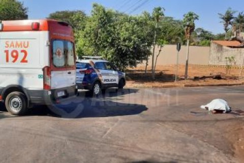 Homem é morto a tiros no meio da rua