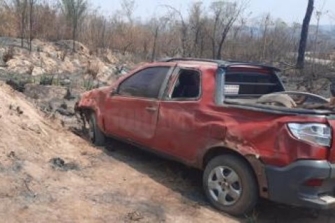 Enfermeira de 63 anos perde controle de carro em curva, capota e fica ferida em MT