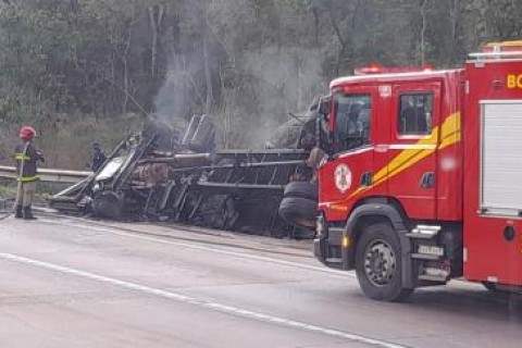 Carreta tomba, pega fogo e caminhoneiro morre na Serra de São Vicente