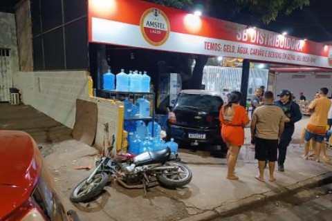 Carro invade distribuidora de bebidas e fere 3 pessoas em MT